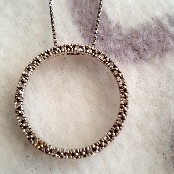 Sterling silver diamond circle pendant necklace - Picture 3 of 6